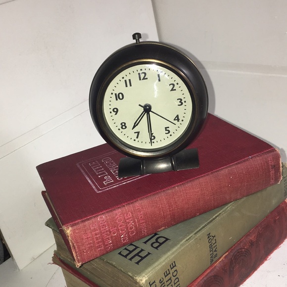 Quartz bronze standing alarm clock battery operated - Picture 7 of 8